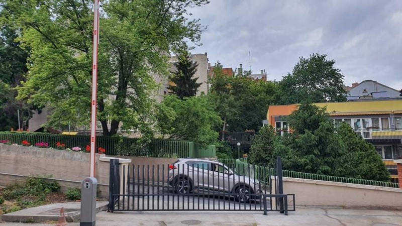 Fizető parkoló rendszerek Állami hivatalnál telepített horganyzott, színterezett tolókapu gyártásunk és beépítésünk, valamint sorompó telepítésünk.