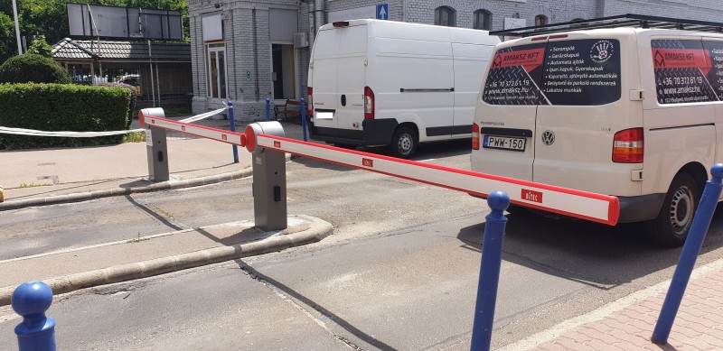 Fizető parkoló rendszerek Parkolórendszernél, jegykiadó automatához telepített sorompónk
