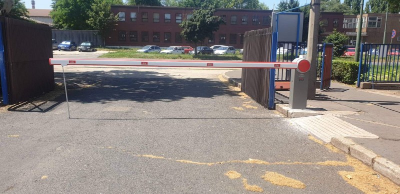 Fizető parkoló rendszerek Sorompó telepítésünk 5 méteres karral Dunaújvárosban